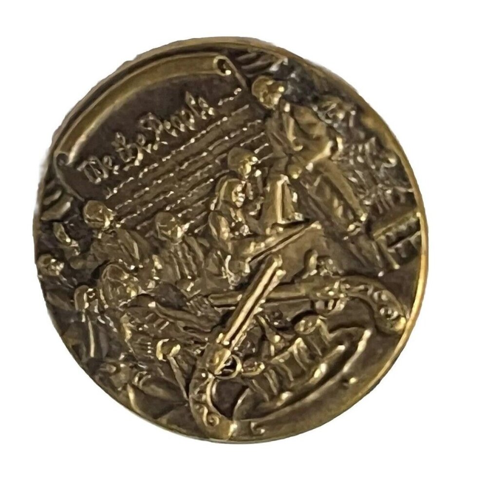 We The People Vintage Brass Coin With Revolutionary War Scene A550